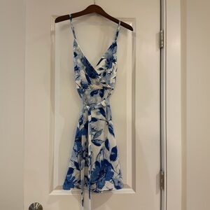 Lulu’s size small beautiful blue and white dress